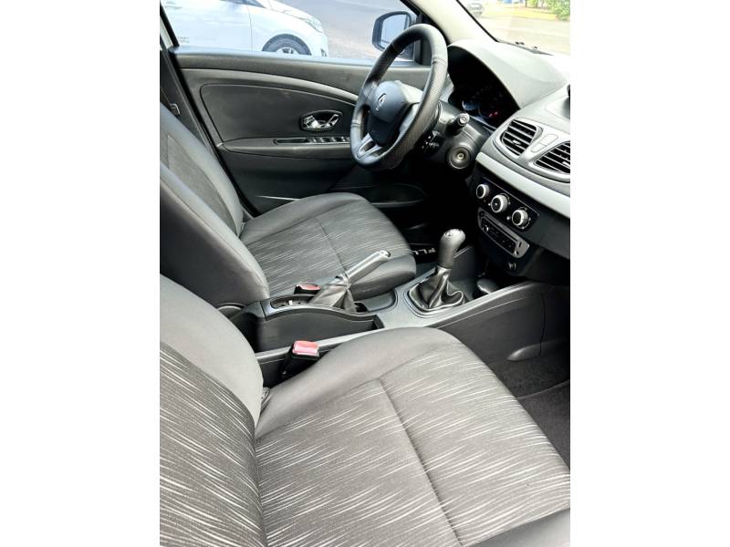 RENAULT - FLUENCE - 2014/2014 - Prata - R$ 43.700,00