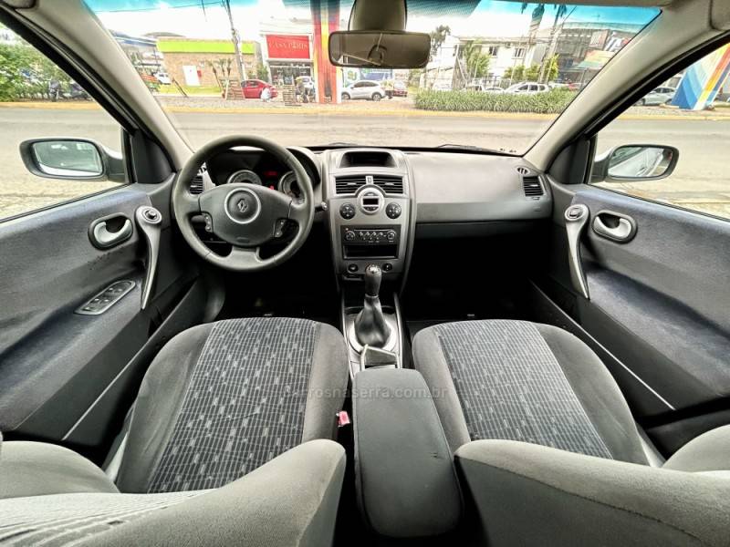 RENAULT - MÉGANE - 2012/2012 - Prata - R$ 36.900,00