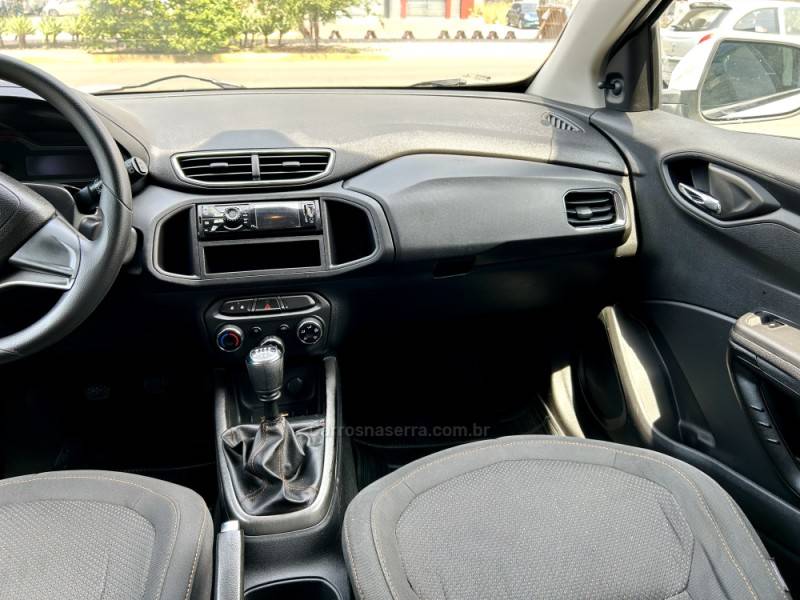 CHEVROLET - ONIX - 2013/2013 - Branca - R$ 45.700,00