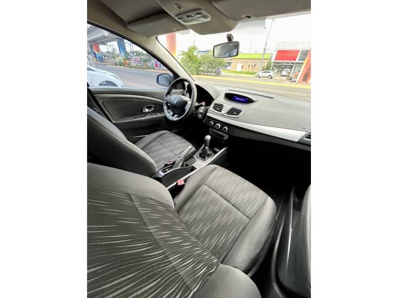 RENAULT - FLUENCE - 2014/2014 - Prata - R$ 43.700,00