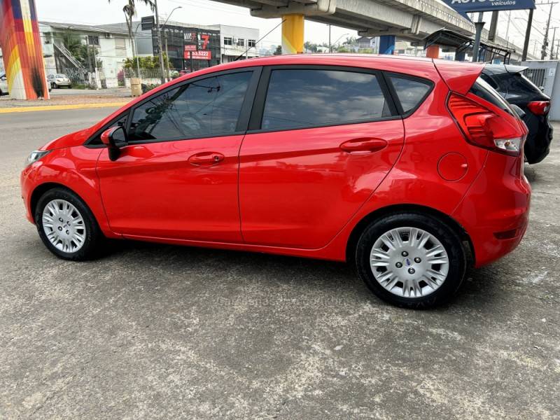 FORD - FIESTA - 2015/2015 - Vermelha - R$ 45.900,00